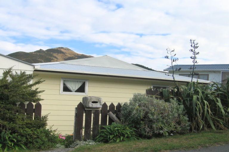 Photo of property in 9 Frobisher Street, Island Bay, Wellington, 6023