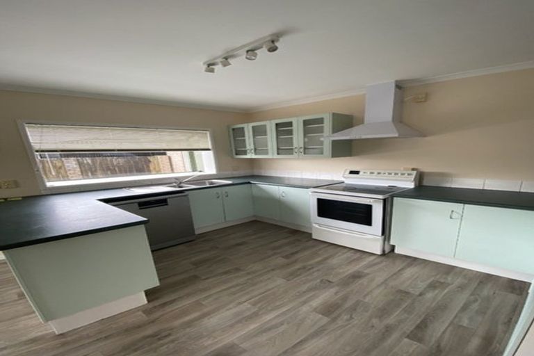 Photo of property in 2/5 Campbell Place, Papakura, 2110