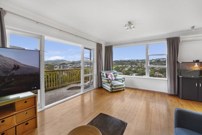 Photo of property in 1 Innes Way, Newlands, Wellington, 6037