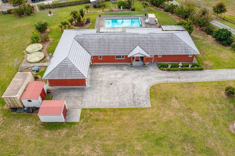 Photo of property in 42 Farrand Road, Kumeu, 0891