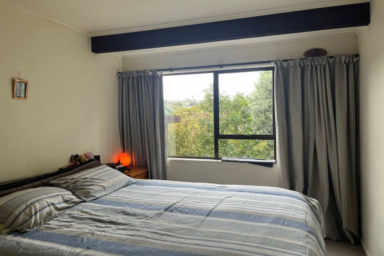 Photo of property in 2/4 Lyons Avenue, Murrays Bay, Auckland, 0630