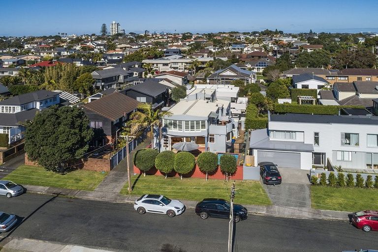 Photo of property in 1/2 Holiday Road, Milford, Auckland, 0620