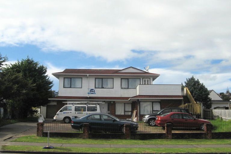 Property details for 42 Aviemore Drive, Highland Park, Auckland, 2010