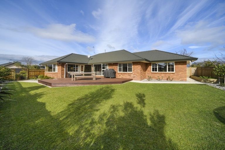 Photo of property in 5 Sycamore Crescent, Fitzherbert, Palmerston North, 4410