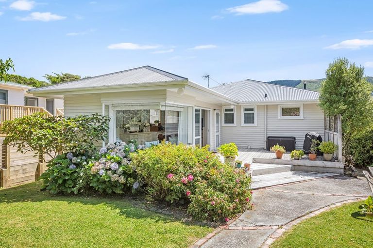 Photo of property in 4 Ranui Terrace, Tawa, Wellington, 5028