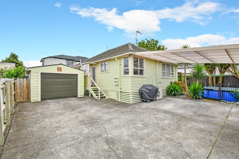 Photo of property in 8b Waimana Road, Conifer Grove, Takanini, 2112