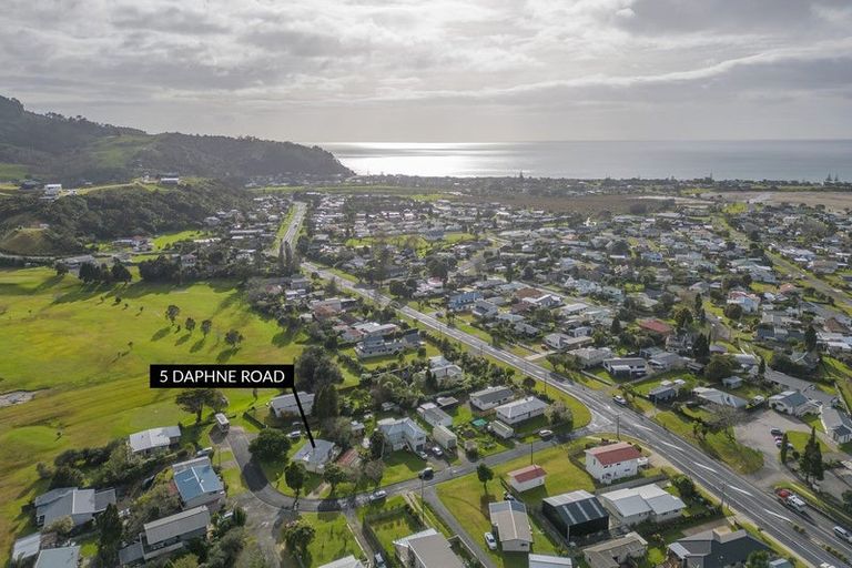 Photo of property in 5 Daphne Road, Tairua, 3508