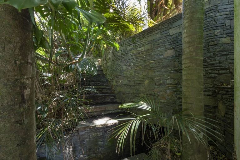 Photo of property in 323 Glenfield Road, Glenfield, Auckland, 0629