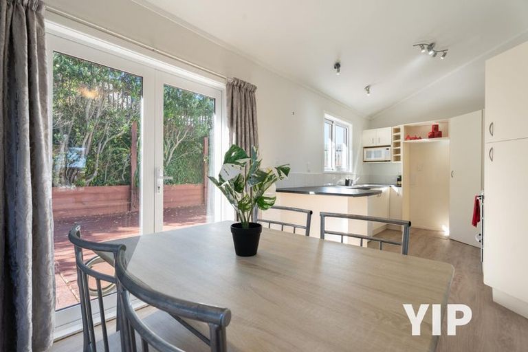 Photo of property in 18 Mandeville Crescent, Grenada Village, Wellington, 6037