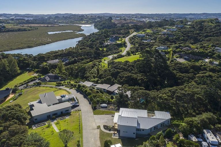 Photo of property in 299 Whangaparaoa Road, Red Beach, 0932