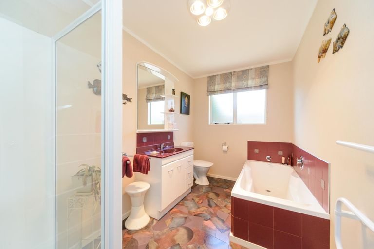 Photo of property in 100 Parnell Heights, Kelvin Grove, Palmerston North, 4414