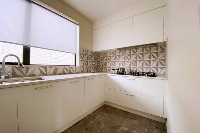 Photo of property in 38 Namsan Close, Fairview Heights, Auckland, 0632