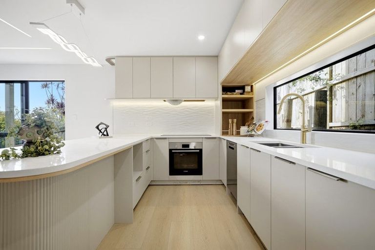 Photo of property in 10 Tusac Place, Totara Vale, Auckland, 0627
