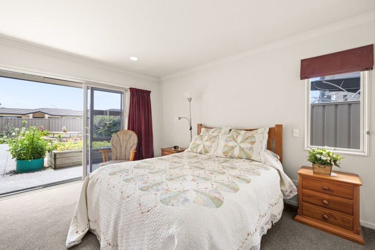 Photo of property in 2 Arthur Close, Clive, 4102