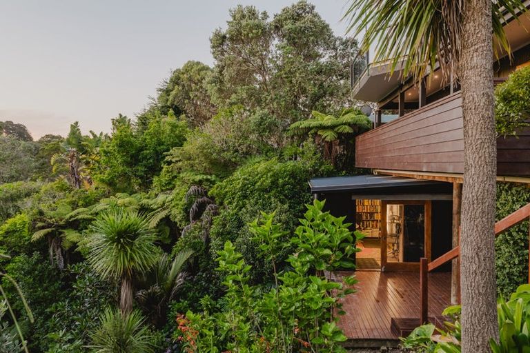 Photo of property in 42 Tizard Road, Birkenhead, Auckland, 0626