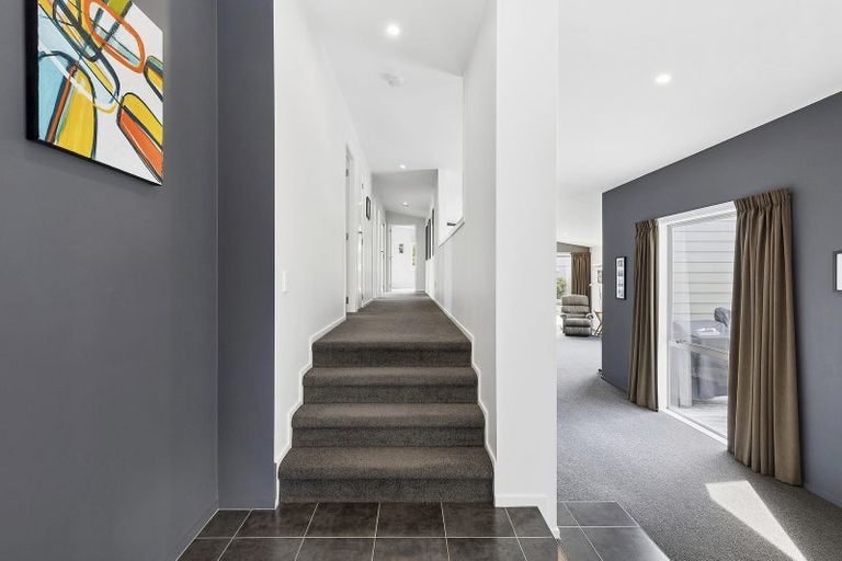 Photo of property in 3 Kaweka Close, Aotea, Porirua, 5024