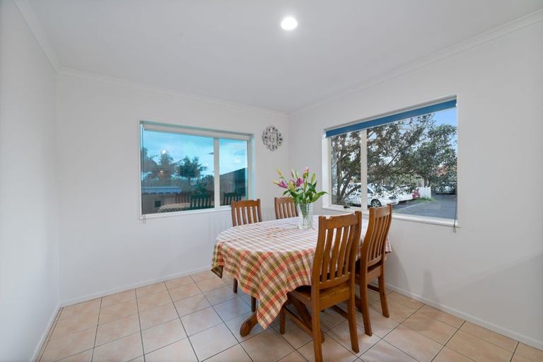 Photo of property in 17 Greenberry Drive, Ranui, Auckland, 0612