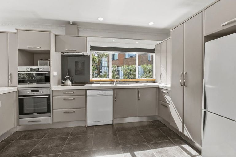 Photo of property in 8 Spencer Place, Merrilands, New Plymouth, 4312