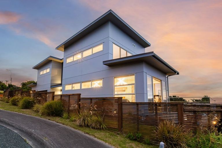Photo of property in 5 Seascape View, Paremata, Porirua, 5024