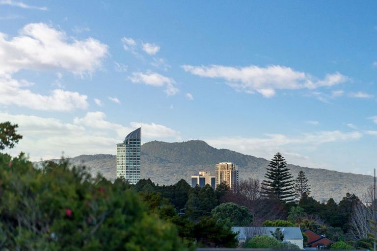 Photo of property in 114 Mountbatten Avenue, Hillcrest, Auckland, 0627