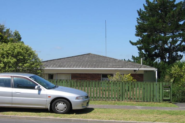 Photo of property in 2/98 Carlisle Road, Browns Bay, Auckland, 0632