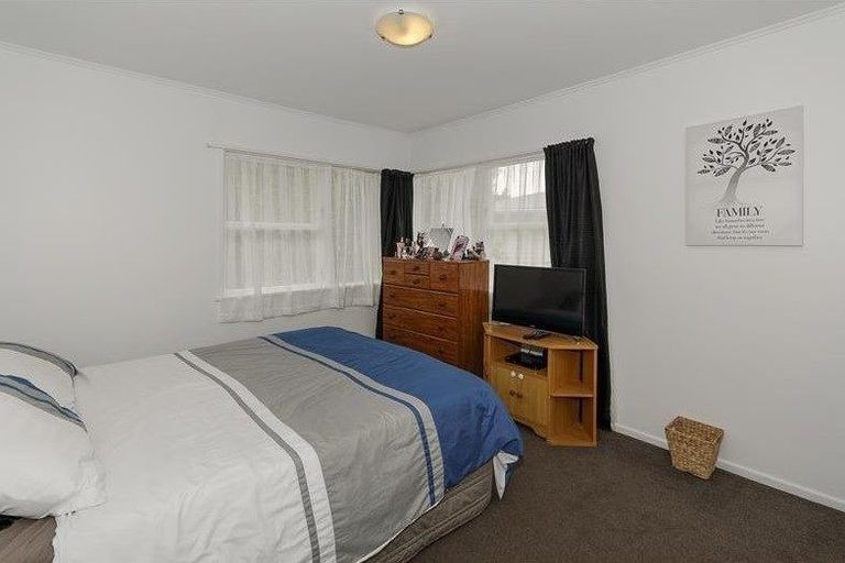 Photo of property in 42 Glendene Avenue, Glendene, Auckland, 0602