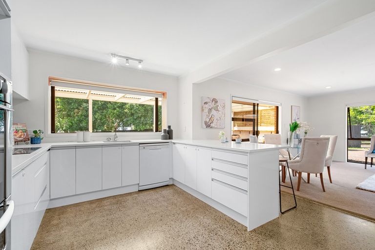 Photo of property in 16 Redlands Grove, Swanson, Auckland, 0612