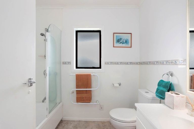 Photo of property in 34 Hobsonville Road, West Harbour, Auckland, 0618