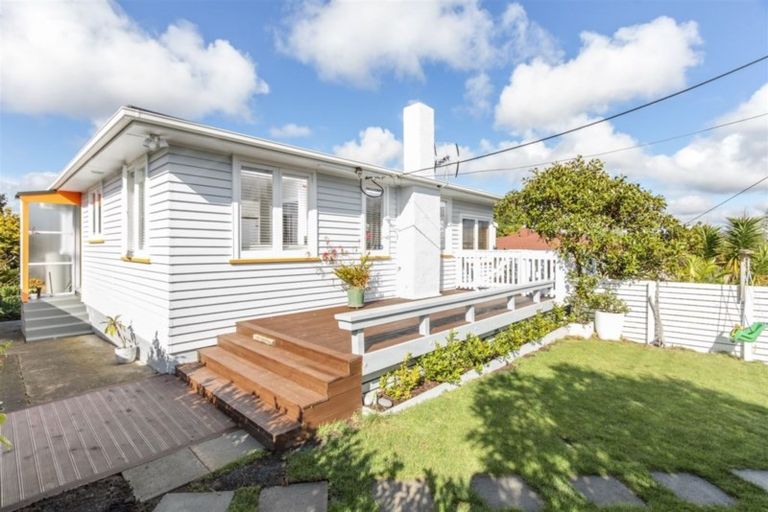 Photo of property in 24 Sylvan Crescent, Te Atatu South, Auckland, 0610