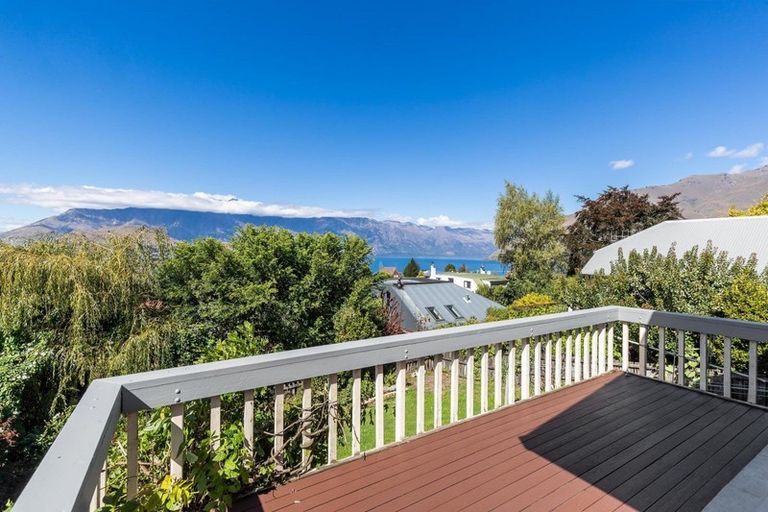 Photo of property in 15 Avalon Crescent, Fernhill, Queenstown, 9300