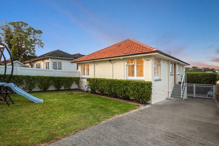 Photo of property in 4/37 Onewa Road, Northcote, Auckland, 0627