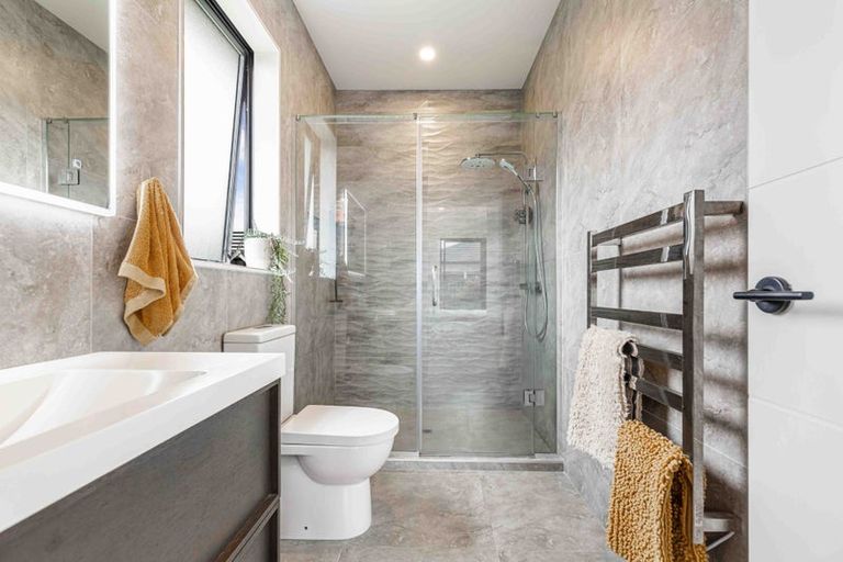 Photo of property in 16 Sir Lincoln Drive, Kumeu, 0810