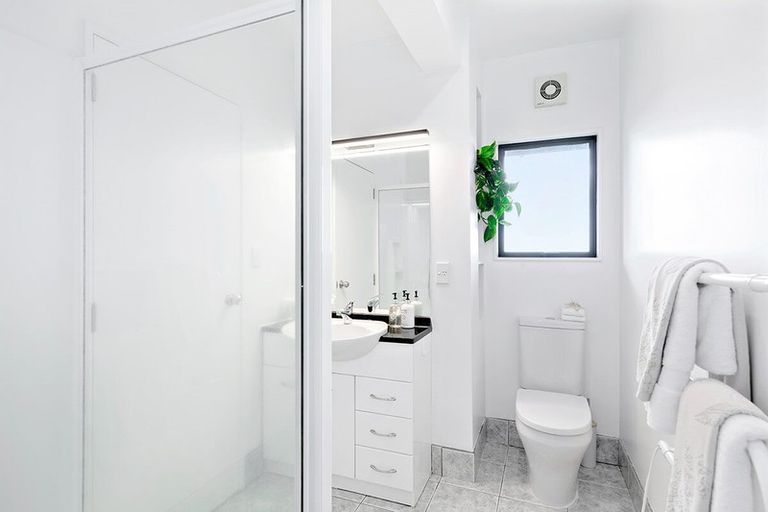 Photo of property in 2/38a Seaview Avenue, Northcote, Auckland, 0627