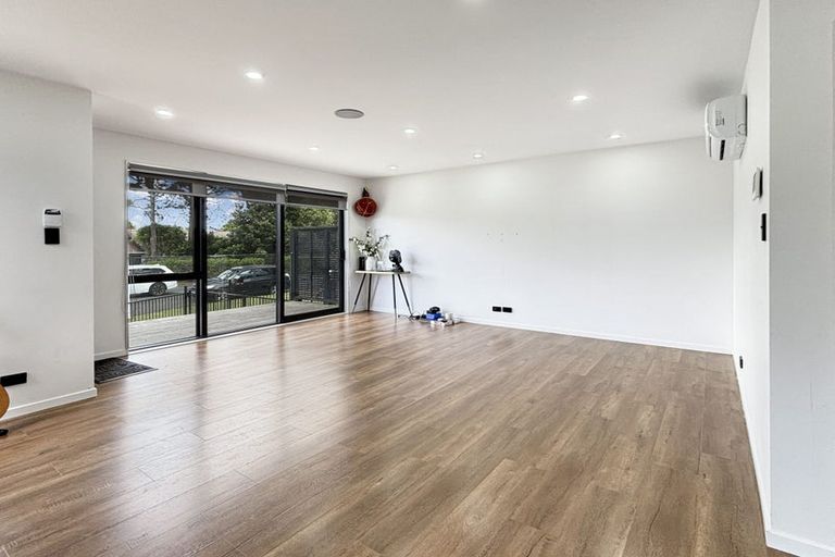 Photo of property in 2 Peterhouse Place, West Harbour, Auckland, 0618