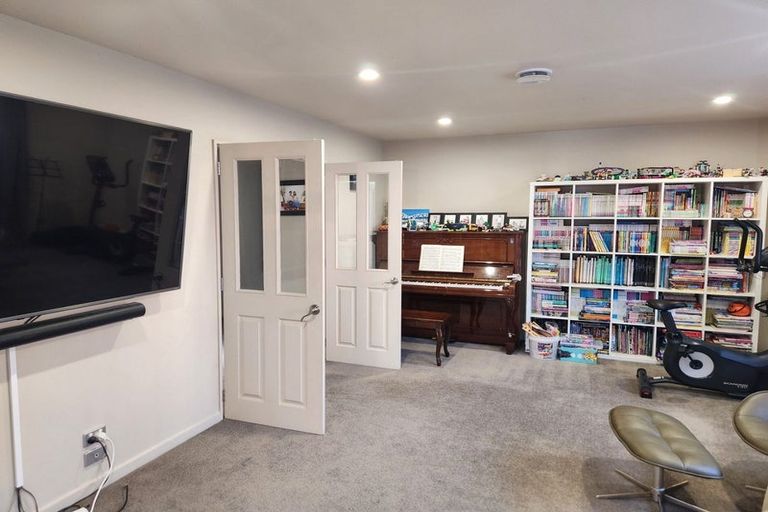 Photo of property in 135 Memorial Avenue, Burnside, Christchurch, 8053