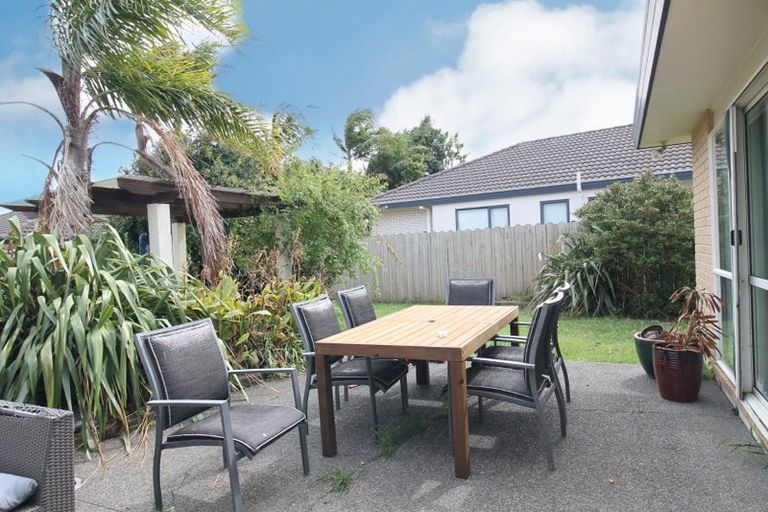 Photo of property in 12 Mellefont Close, East Tamaki Heights, Auckland, 2016