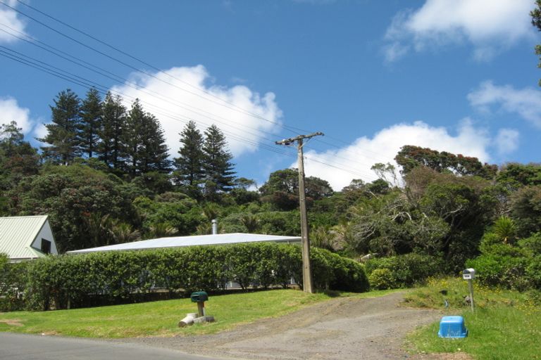 Photo of property in 35 Domain Crescent, Muriwai, Waimauku, 0881