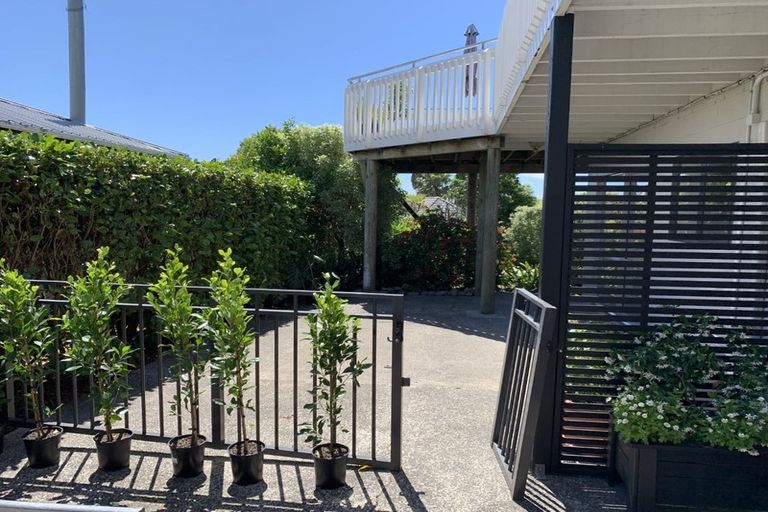 Photo of property in 28 John Dee Crescent, Red Beach, 0932