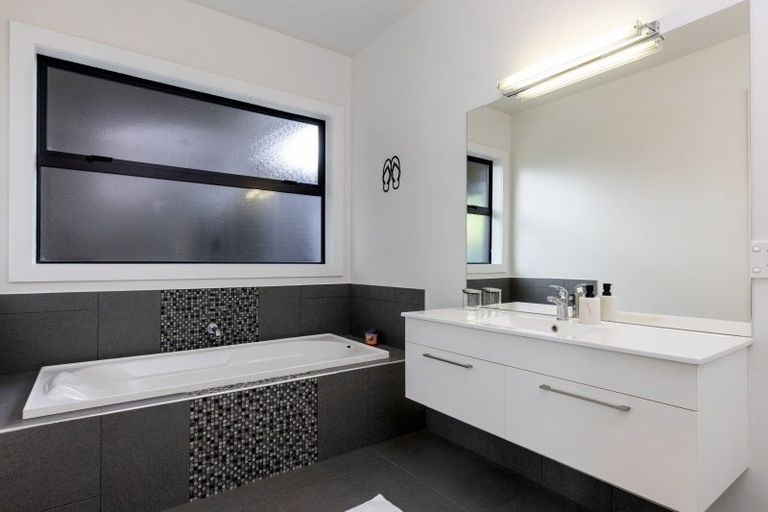 Photo of property in 8 Karapoto Lane, Rainbow Point, Taupo, 3330