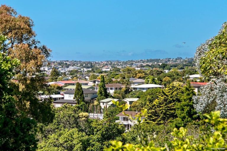 Photo of property in 18 Kerria Place, Sunnynook, Auckland, 0620