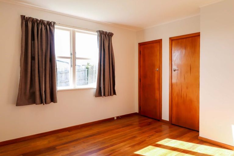 Photo of property in 60 Stewart Drive, Newlands, Wellington, 6037