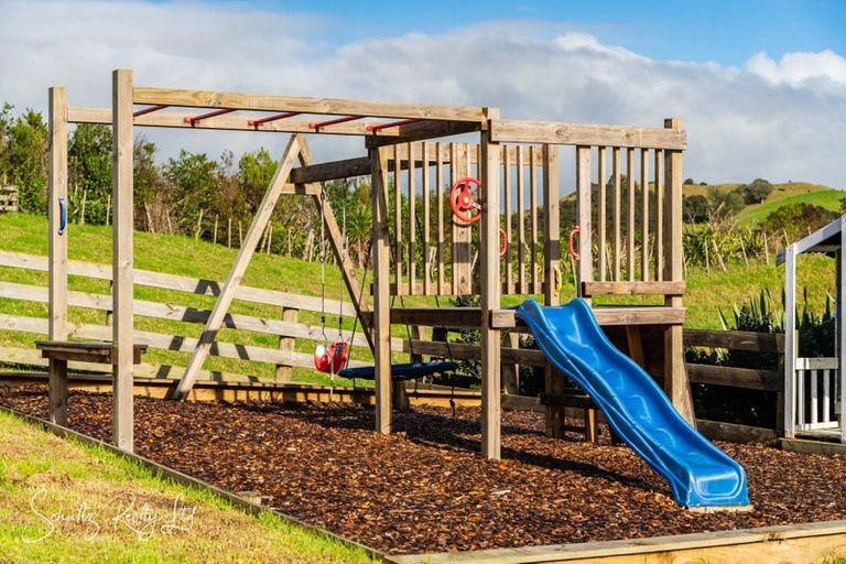 Photo of property in 194 Heatley Road, Whakapirau, Maungaturoto, 0583