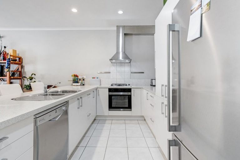 Photo of property in 16 Willow Camp Road, Takanini, 2112