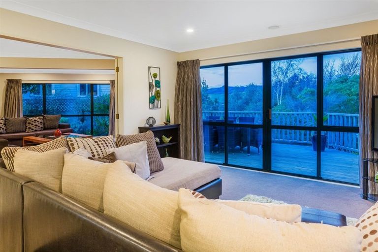 Photo of property in 22 Lanyon Place, Whitby, Porirua, 5024