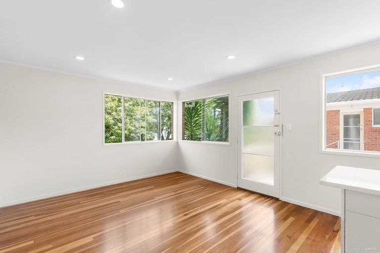 Photo of property in 5 Trengove Place, West Harbour, Auckland, 0618