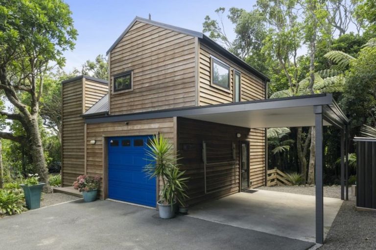 Photo of property in 1 Kakariki Grove, Waikanae, 5036