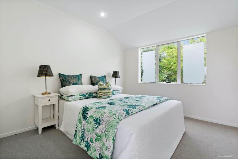 Photo of property in 11a Gerwyn Place, Pakuranga Heights, Auckland, 2010