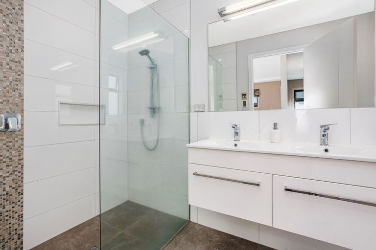 Photo of property in 6 Hollyford Place, Aotea, Porirua, 5024