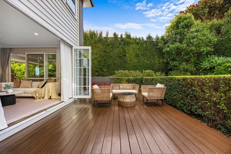 Photo of property in 4b Hilton Close, Fairview Heights, Auckland, 0632