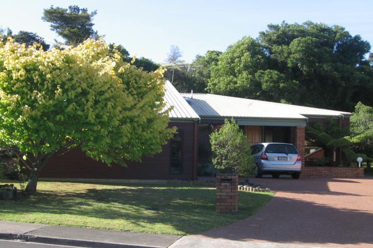 Photo of property in 15 Greenvalley Rise, Glenfield, Auckland, 0629